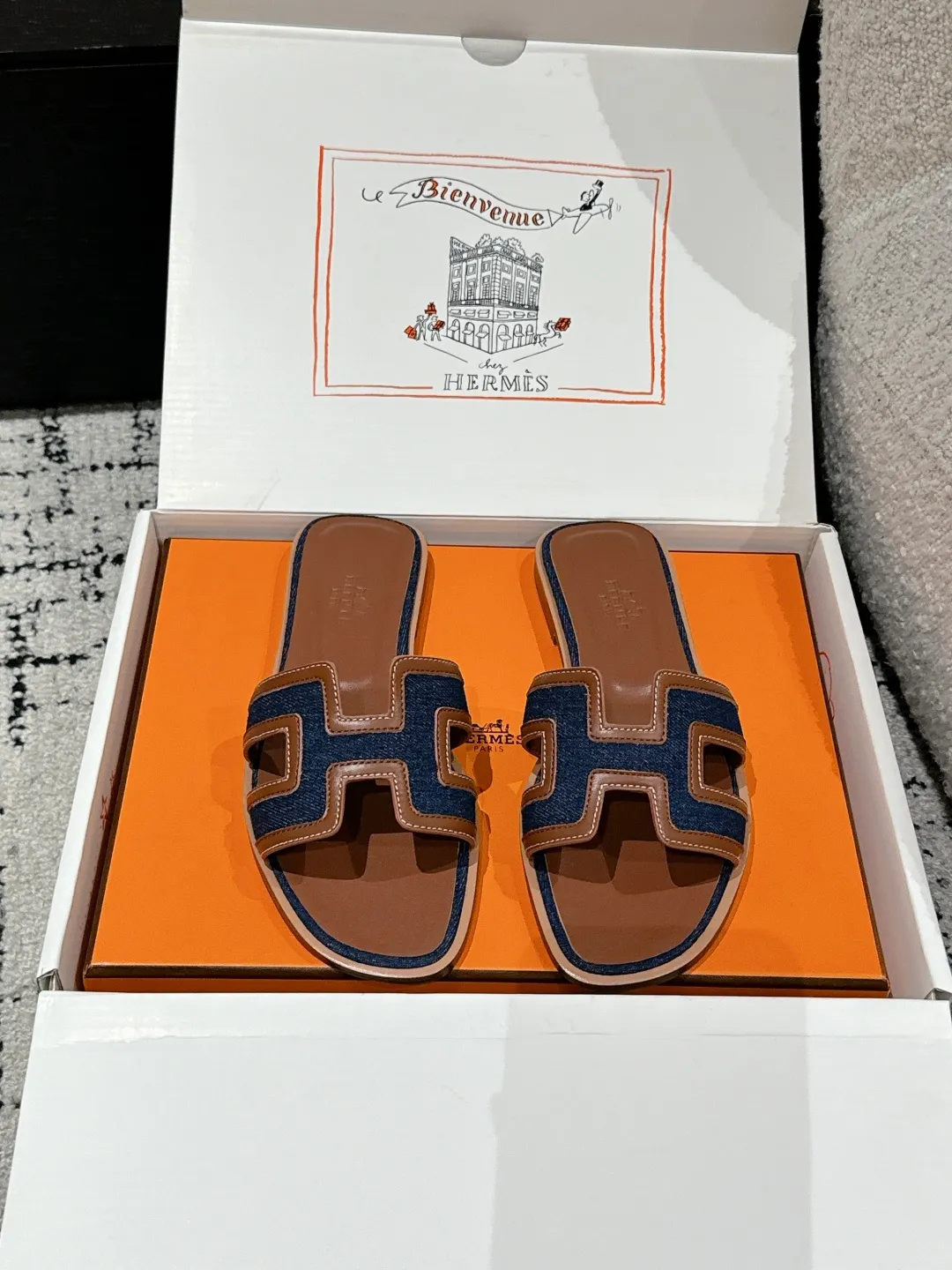 💕💕Factory direct selling price p480💕💕 HERMES Hermès Oran series H classic slippers flat slippers 2025 spring and summer latest color matching family portrait ❤️ Original development Purchasing quality Integrated rhinestones, rivets, palm prints, graffiti, embroidery and other details make the simple H slippers new! Add more matching possibilities! The basic colors and this year’s hot new colors are all with your eyes closed. A must-have item for H fans in summer❤️Every color is beautiful ✔️Upper: cowhide/sheep/hot diamond/denim ✔️Foot: original sheepskin ✔️Sole: Italian A-grade double-layer leather outsole ✔️Size: #35-42 (40.41.42 custom-made, non-refundable)